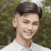 "アンダーカットヘアの若い男性が、白いシャツを着て緑の木々を背景に明るく微笑んでいる / A young man with an undercut hairstyle, wearing a white shirt, smiling brightly with green trees in the background"