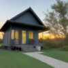 夕暮れの光に照らされた芝生の上に立つ小さくて可愛らしい家。 / A small, charming house standing on a lawn, illuminated by the warm glow of sunset.