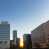 夕陽に照らされた中高層ビルが並ぶビジネス街のすっきりとした街並み。 / A clean cityscape of mid-rise office buildings in a business district illuminated by the setting sun.