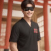 黒いアイパッチ風のマスクをつけて笑顔で立つ若い男性。 / A young man standing and smiling while wearing a black eye mask resembling an eyepatch.