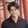 黒い猫耳をつけた若い男性が、赤い柱のある和風の背景の中で笑顔を見せている。/ A young man wearing black cat ears smiles in front of a traditional Japanese-style background with red pillars.