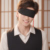 和風の背景の中で黒い目隠しをして微笑む若い男性のポートレート。 / A portrait of a young man smiling while wearing a black blindfold, with a traditional Japanese-style background.