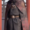 模様入りのマントを羽織って笑顔を見せる若い男性 / A young man smiling in a patterned cloak