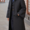 黒いロングコートを着て笑顔を見せる若い男性 / A young man smiling in a long black coat