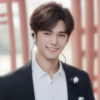 黒い有線イヤホンを耳に着け、笑顔を見せるスーツ姿の若い男性。 / A young man in a suit smiling while wearing black wired earphones.