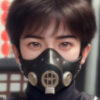 黒いガスマスクを装着した若い男性が正面を見つめている。 / A young man wearing a black gas mask is looking straight ahead.