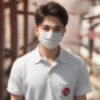 医療用マスクを着用した若い男性が白い制服を着て屋外に立っている。 / A young man wearing a medical mask and a white uniform is standing outdoors.