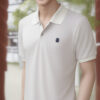 白いポロシャツを着て笑顔を見せる若い男性 / A young man smiling in a white polo shirt