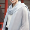 淡い色のショールを羽織って笑顔を見せる若い男性 / A young man smiling in a pale-colored shawl