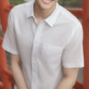 白い半袖ワイシャツを着て微笑む若い男性 / A young man smiling in a white short-sleeve dress shirt