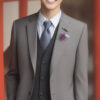 グレーのスーツを着て笑顔を見せる若い男性 / A young man smiling in a gray suit