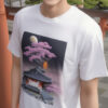 和風イラストの白いTシャツを着て笑顔を見せる若い男性 / A young man smiling in a white T-shirt with a Japanese-style illustration
