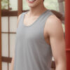 グレーのタンクトップを着て笑顔を見せる若い男性 / A young man smiling in a gray tank top