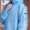 水色のウィンドブレーカーを着て笑顔を見せる若い男性 / A young man smiling in a light blue windbreaker