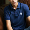 "ソファに座って脚を広げているポロシャツ姿の少年 / a boy in a polo shirt sitting on a sofa with legs spread"