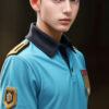 肩飾りの付いた青い制服を着た少年が横を向いて立っている / A boy in a blue uniform with epaulettes standing and looking to the side