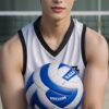 白と黒のユニフォームを着た若い男性がバレーボールを胸に抱えてカメラを見つめている。 / A young man in a white and black volleyball uniform is holding a volleyball to his chest and looking at the camera.