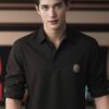黒いビリヤードウェアを着た青年がキュー台に手を置きながら穏やかに微笑む A young man in black billiards wear gently smiling with his hands on the pool table
