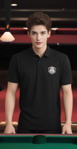 赤い照明の下で黒いシャツ姿の青年がビリヤードテーブルの前に立つ A young man in a black shirt standing in front of the billiards table under red lights