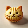 ふんわり焼き上げられた猫の顔マドレーヌ、波型の縁とつぶらな瞳が特徴 Fluffy cat face madeleine with scalloped edges and charming round eyes