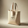 シンプルな植物ロゴが印刷されたナチュラルカラーのエコバッグ A natural-colored reusable bag with a simple plant logo printed on the front