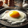 湯気が立ちのぼる熱々の鉄フライパンで焼かれた半熟の目玉焼き Half-cooked fried egg sizzling in a hot iron skillet with visible steam rising