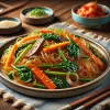 春雨と牛肉、にんじん、ほうれん草などの野菜が彩りよく炒められた韓国料理チャプチェ Colorful Korean japchae with stir-fried glass noodles, beef, carrots, spinach, and vegetables